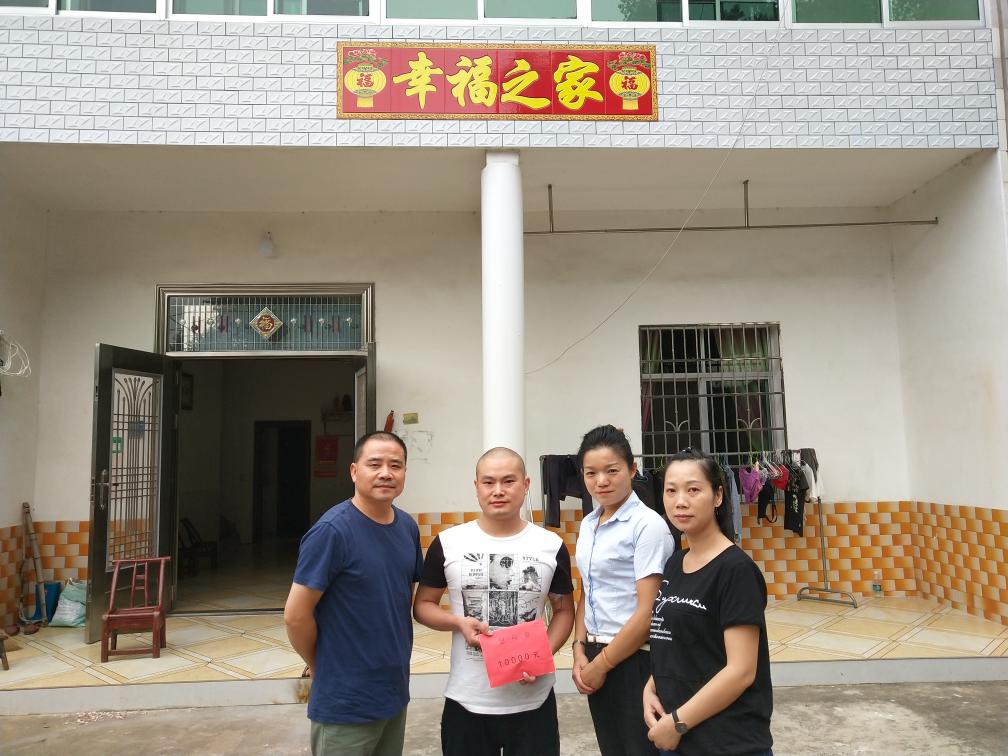 真情暖人心，集團(tuán)領(lǐng)導(dǎo)探望生病職工